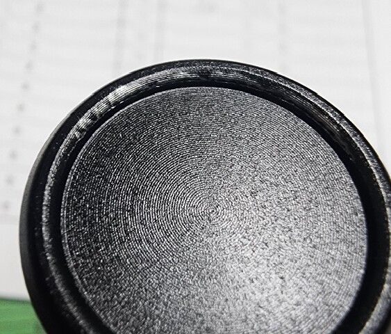 뒷부분이 좀 까졌지만 매직으로 칠하...