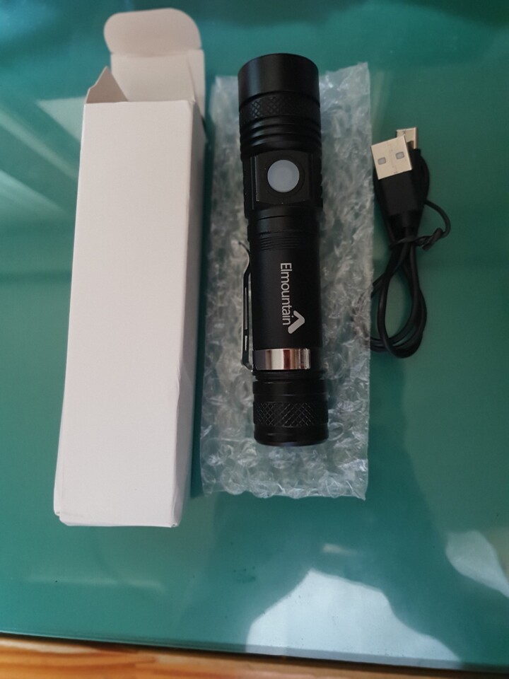 고휘도 충전식 LED 손전등은  휴대가 ...