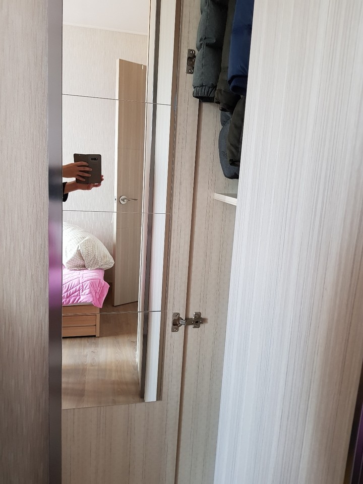 전신거울이 필요했는데 옷장안에 붙...