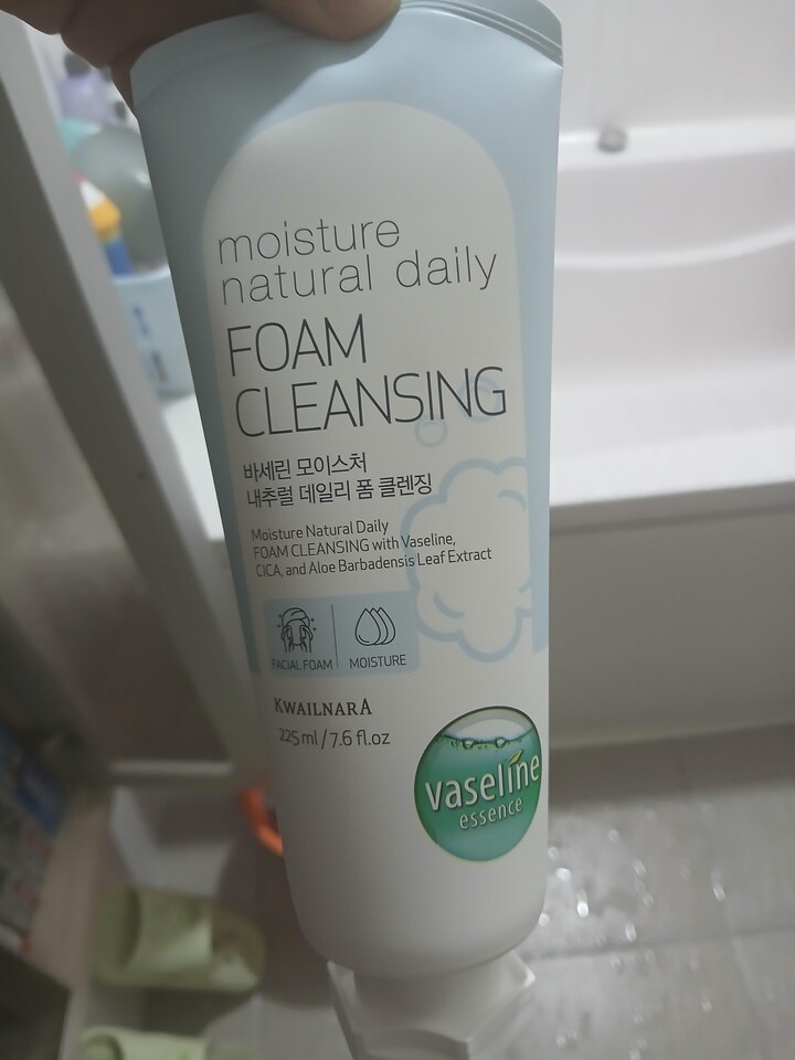 Gwailnara Vaseline Moisture Natural Cleansing Foam 225ml