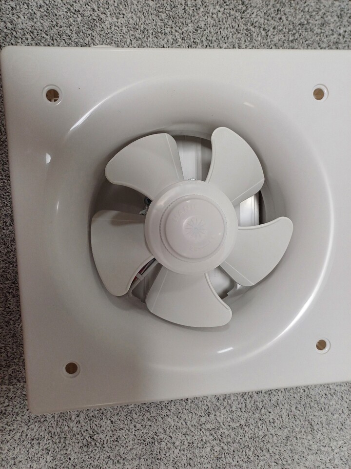 오늘 설치했어요 보조주방 창문에 설...