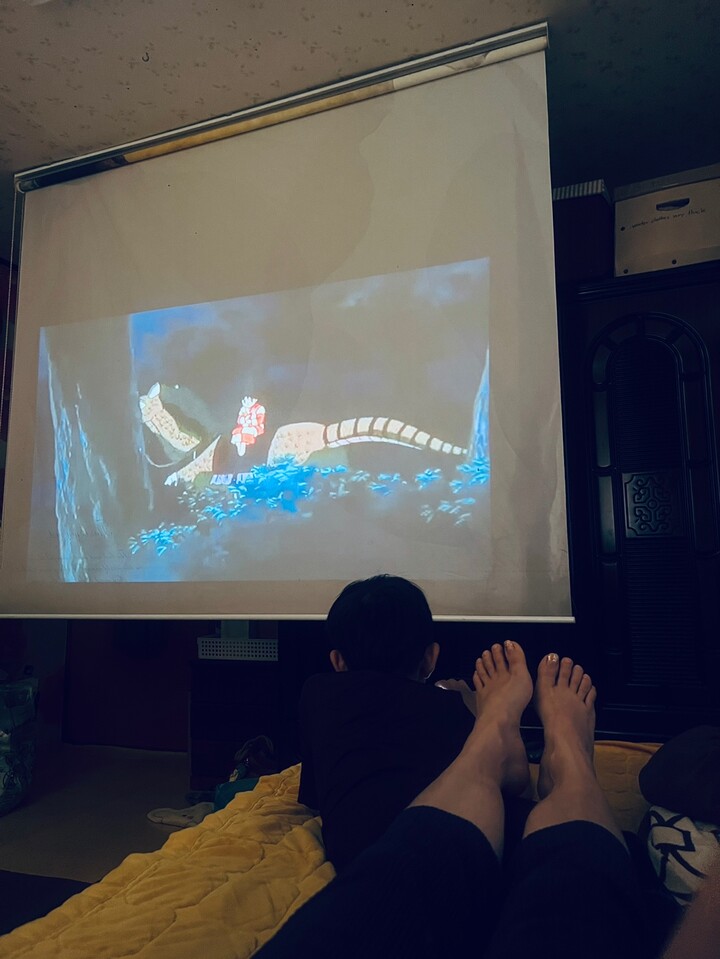 가족과 연인의 발 길을 영화관이 아닌...