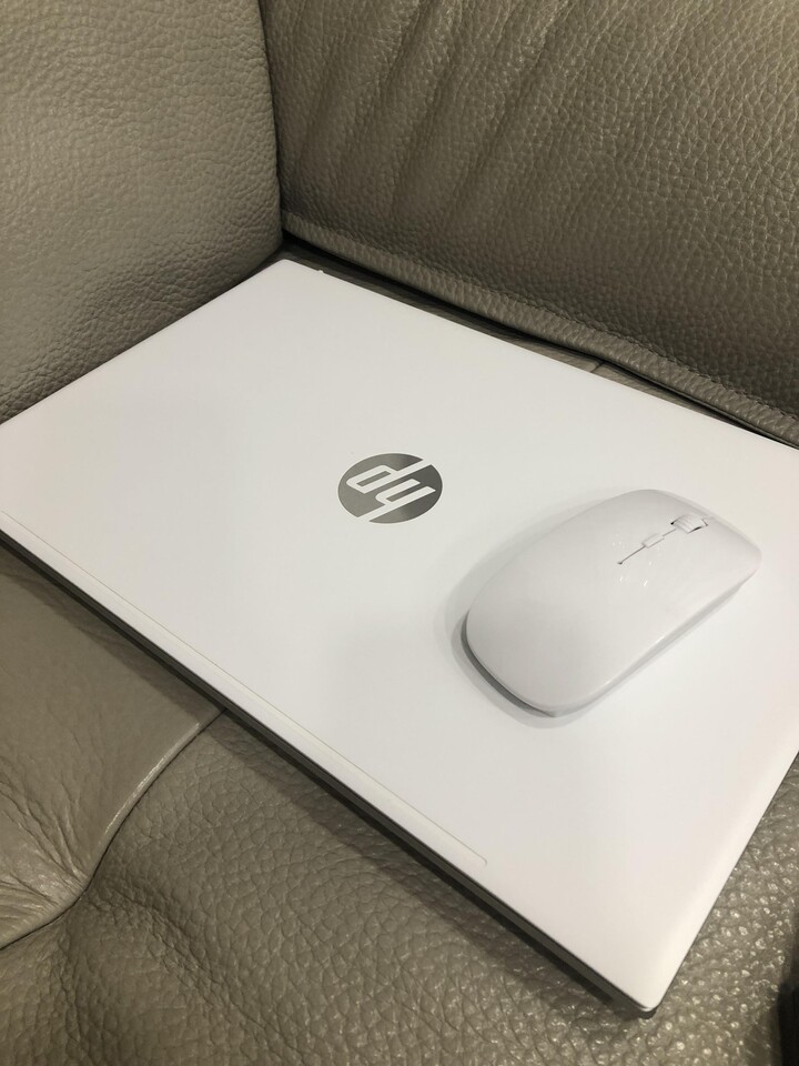 디자인이 너무 마음에들고 hp로고도 이쁨니다