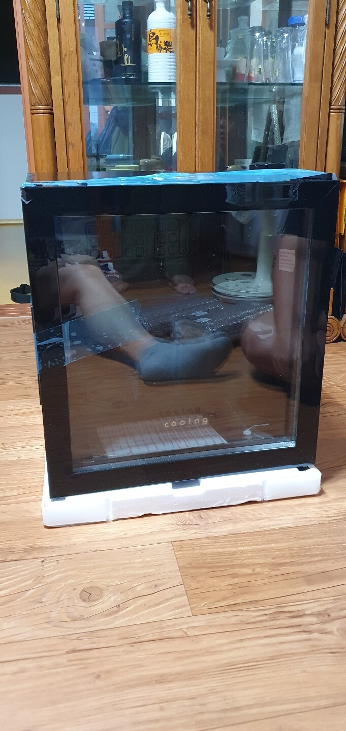 문쪽귀퉁이가 파손되어 있어요
