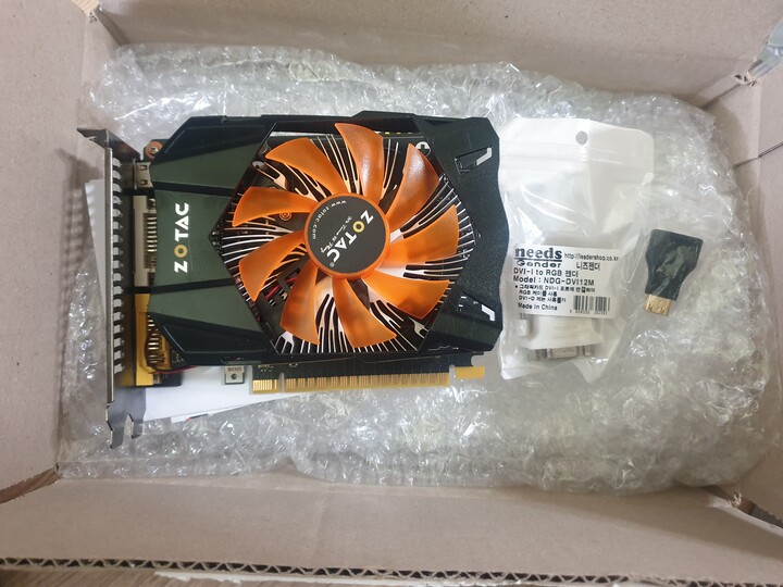 안전한 포장과 dvi hdmi 연결잭도 동봉...