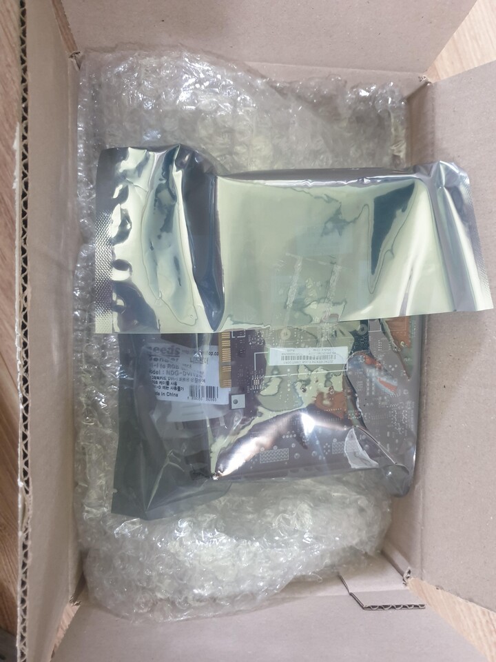 안전한 포장과 dvi hdmi 연결잭도 동봉...