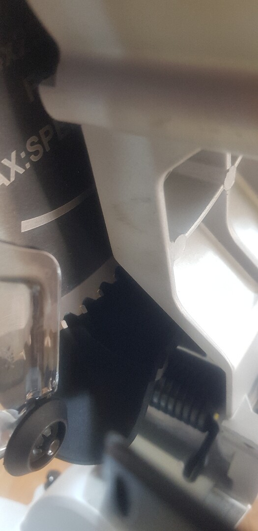 새거 맞나요? 기스에 검정 때같은게 ...
